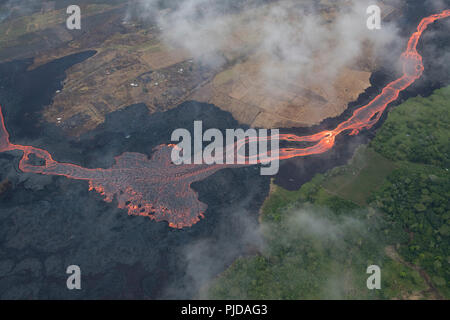 Luftaufnahme des Flusses des Lava fliesst durch landwirtschaftliche Grundstücke in Kapoho, Puna, Hawaii, von East rift zone der Kilauea Vulkan in der Nähe von Pahoa Stockfoto