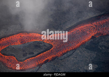 Luftaufnahme von lava River brach aus Spalte 8 der Kilauea East Rift Zone in der Nähe von Pahoa, Puna, Hawaii Insel Stockfoto