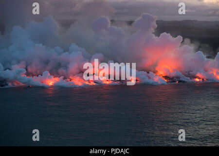 Ozean Eintrag Ahalanui, wo die Lava River von Spalte 8 des Kilauea East Rift Zone in der Nähe von Pahoa ausbrach, Hawaii trifft den Pazifischen Ozean Stockfoto