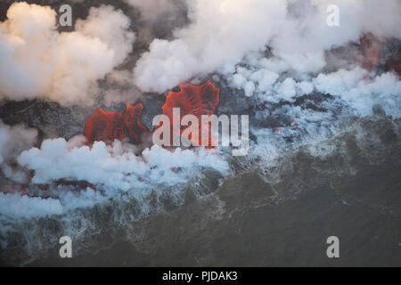 Ozean Eintrag Ahalanui, wo die Lava River von Spalte 8 des Kilauea East Rift Zone in der Nähe von Pahoa ausbrach, Hawaii trifft den Pazifischen Ozean Stockfoto