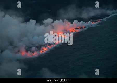 Ozean Eintrag Ahalanui, wo die Lava River von Spalte 8 des Kilauea East Rift Zone in der Nähe von Pahoa ausbrach, Hawaii trifft den Pazifischen Ozean Stockfoto