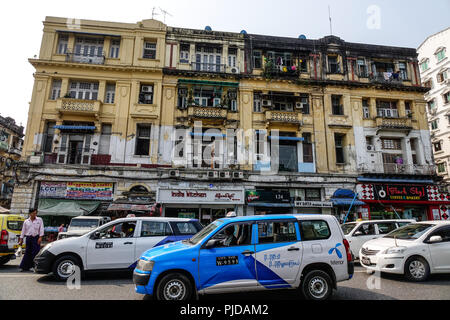 Yangon, Myanmar - Mar 26, 2016. Straße von Yangon, Myanmar. Seit vielen Jahren, Motorräder haben in Yangon verboten worden. Stockfoto