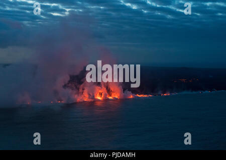 Ozean Eintrag Ahalanui, wo die Lava River von Spalte 8 des Kilauea East Rift Zone in der Nähe von Pahoa ausbrach, Hawaii trifft den Pazifischen Ozean Stockfoto