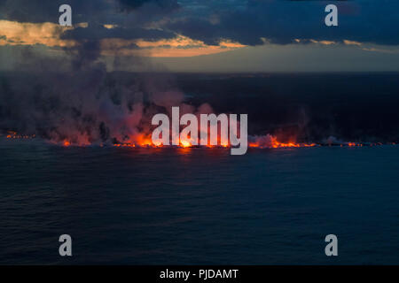 Ozean Eintrag Ahalanui, wo die Lava River von Spalte 8 des Kilauea East Rift Zone in der Nähe von Pahoa ausbrach, Hawaii trifft den Pazifischen Ozean Stockfoto