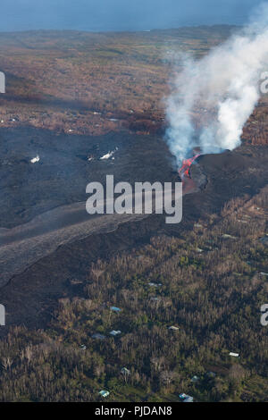 Lava ausbrechenden aus Spalte 8 der Kilauea East rift zone in Leilani Estates Wohnunterteilung, in der Nähe von Pahoa, gießt aus seiner Asche con Stockfoto