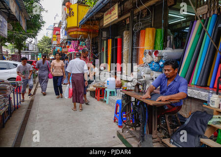 Yangon, Myanmar - Feb 1, 2017. Ein Schneider auf der Straße in Yangon, Myanmar. Myanmar Yangon ist die größte Stadt und das wichtigste Handelszentrum. Stockfoto