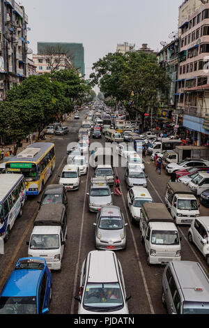 Yangon, Myanmar - Mar 26, 2016. Straße von Yangon, Myanmar. Seit vielen Jahren, Motorräder haben in Yangon verboten worden. Stockfoto