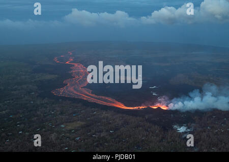 Fluss der heiße Lavaströme von Spalte 8 in Kilauea East rift zone in Leilani Estates Unterteilung, in der Nähe von Pahoa, in Richtung Meer an Kapoho, Hawaii Stockfoto