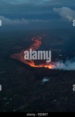 Fluss der heiße Lavaströme von Spalte 8 in Kilauea East rift zone in Leilani Estates Unterteilung, in der Nähe von Pahoa, in Richtung Meer an Kapoho, Hawaii Stockfoto