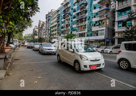 Yangon, Myanmar - Mar 26, 2016. Straße von Yangon, Myanmar. Seit vielen Jahren, Motorräder haben in Yangon verboten worden. Stockfoto