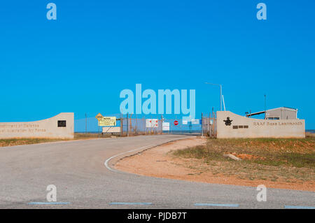 EXMOUTH, AUSTRALIEN - 20. August 2018: Die RAAF Base Learmonth ist eine gemeinsame Nutzung der Royal Australian Air Force Base und zivilen Flughafen Stockfoto