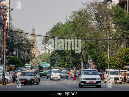 Yangon, Myanmar - Mar 26, 2016. Straße von Yangon, Myanmar. Seit vielen Jahren, Motorräder haben in Yangon verboten worden. Stockfoto