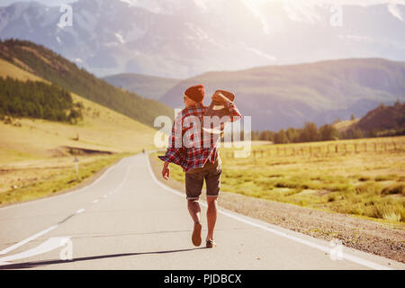 Man Go Straight Mountain Road skate Longboard Stockfoto