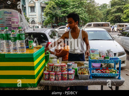 Yangon, Myanmar - Mar 26, 2016. Street Hersteller Warenkorb Verkauf von Fruchtsäften in Yangon, Myanmar. Myanmar Yangon ist die größte Stadt und der wichtigste comm Stockfoto