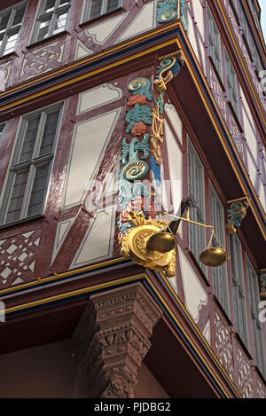 Ecke Detail einer bunten Fachwerkhaus, Haus zur Goldenen Waage, in der historischen Altstadt von Frankfurt am Main, Deutschland. Stockfoto