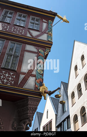 Ecke Detail einer bunten Fachwerkhaus, Haus zur Goldenen Waage, in der historischen Altstadt von Frankfurt am Main, Deutschland. Stockfoto