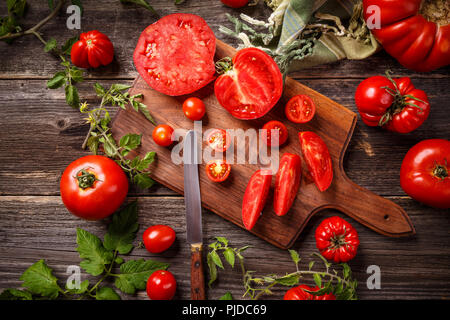 Vorbereitung von Salat, Zutaten für Sommer Salat, frische rote Tomaten in Scheiben geschnitten Stockfoto