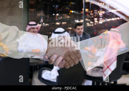 Handshake Mehrfachbelichtung mit Saudi-arabischen Geschäftsleute treffen in den Hintergrund Stockfoto