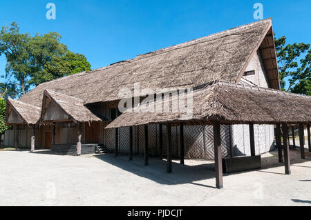 Großes traditionelles Gebäude mit Strohdach und Gewebe Wände, Honiara, Solomon Inseln Stockfoto