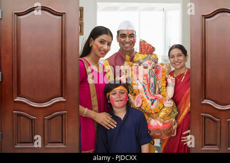 Familie, Ganpati für Immersion anlässlich von Ganesh Chaturthi Stockfoto