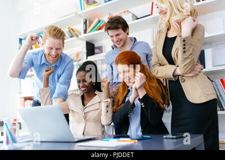 Happy business Kollegen feiern. Stockfoto