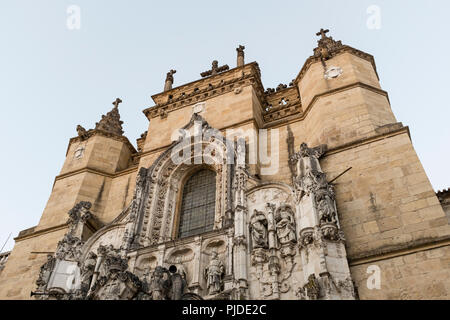 Fassade des Klosters Santa Cruz, auch als Igreja de Santa Cruz, in Coimbra, Portugal bekannt. Das Kloster ist ein offizieller National Monument in Portugal Stockfoto