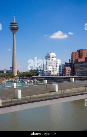 Ein Blick auf Düsseldorf Medienhafen (Medienhafen) Deutschland mit der Rheinturm Turm und Gehry-bauten. Stockfoto