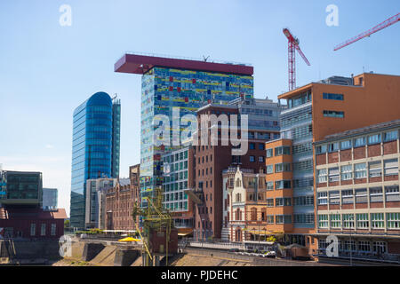 Modernes Gebäude im Medienhafen der Stadt Düsseldorf Deutschland. Stockfoto