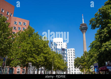 Die Gehry-bauten und der Rheinturm Turm in Düsseldorf Deutschland. Stockfoto