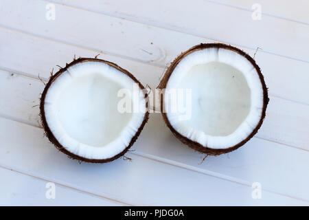 Kokosnuss auf weißem Holz- Hintergrund Stockfoto