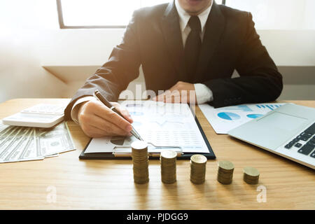 Unternehmer kalkulieren Investitionen Erweiterung business, Geld sparen. Finanzen Konzept. Stockfoto