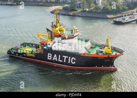 Rostock, Deutschland - 26. Mai 2017: Not abschleppen Schiff Ostsee Segeln in den Hafen von Warnemünde, Rostock, Mecklenburg, Deutschland. Stockfoto