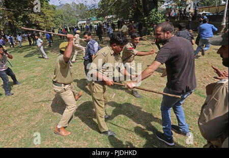 Indien. 05 Sep, 2018. Indische Polizisten Zuckerrohr kostenlos auf Welt Lehrer Tag durch Verbiegen Muskeln auf, die anspruchsvolle Umsetzung der 7 Zahlen Kommission und Entkoppelung der SSA-Gehälter aus MHRD Budget in Srinagar, Stadt der indischen kontrollierten Kaschmir am 5. September 2018 Zustand waren. Credit: Umer Asif/Pacific Press/Alamy leben Nachrichten Stockfoto