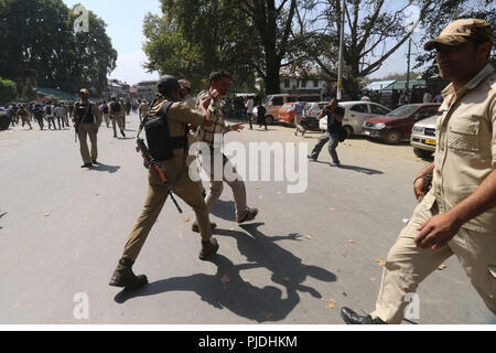 Indien. 05 Sep, 2018. Indische Polizisten Zuckerrohr kostenlos auf Welt Lehrer Tag durch Verbiegen Muskeln auf, die anspruchsvolle Umsetzung der 7 Zahlen Kommission und Entkoppelung der SSA-Gehälter aus MHRD Budget in Srinagar, Stadt der indischen kontrollierten Kaschmir am 5. September 2018 Zustand waren. Credit: Umer Asif/Pacific Press/Alamy leben Nachrichten Stockfoto