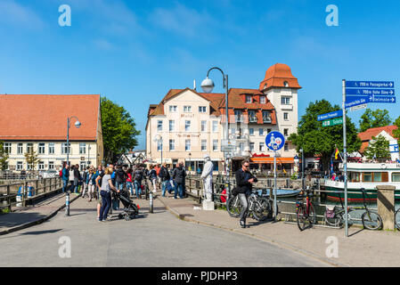 Rostock, Deutschland - 26. Mai 2017: Massen von Touristen zu Fuß entlang der Brücke über den Kanal auf dieser Frühling heißen Tag in Warnemünde, Rostock, Mecklenburg Stockfoto