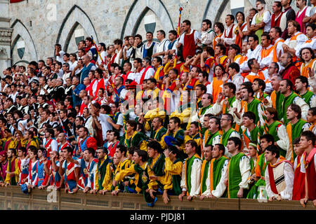 Nervös Contrada Mitglieder sehen das Palio Pferderennen, die Piazza Del Campo, Palio di Siena, Siena, Italien Stockfoto