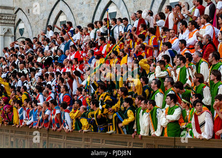 Nervös Contrada Mitglieder sehen das Palio Pferderennen, die Piazza Del Campo, Palio di Siena, Siena, Italien Stockfoto