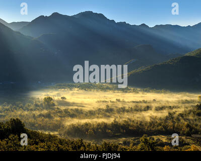 Sonnenaufgang auf dem Berge in Montenegro Stockfoto