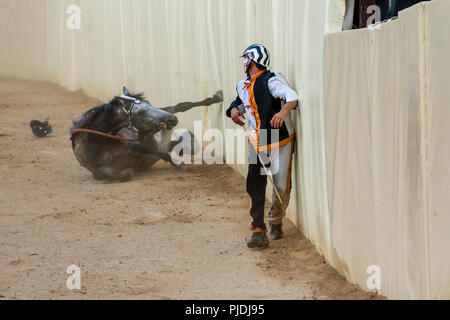 Ein Jockey wird bis nach einem Sturz von seinem Pferd, die Piazza Del Campo, Palio di Siena, Siena, Italien Stockfoto