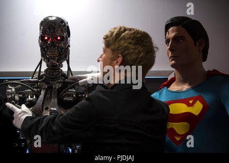 Ein T-800 Endoskeleton in Terminator 2: Judgment Day (1991) und ein Superman Kostüm von Christopher Reeve, Superman (1978) und Superman II (1980) an der Stütze Store film Memorabilia Ausstellung verwendet am BFI IMAX bei Waterloo in Central London. Stockfoto