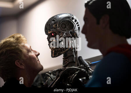 Ein T-800 Endoskeleton in Terminator 2: Judgment Day (1991) und ein Superman Kostüm von Christopher Reeve, Superman (1978) und Superman II (1980) an der Stütze Store film Memorabilia Ausstellung verwendet am BFI IMAX bei Waterloo in Central London. Stockfoto