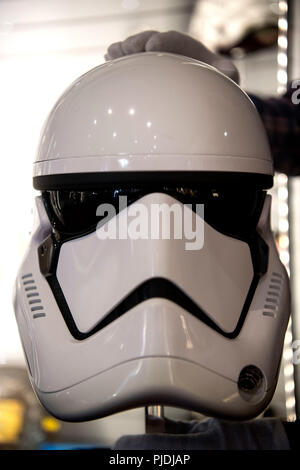 Eine erste Bestellung Stormtrooper Helm von Stars Wars: Der letzte Jedi (2017) an der Stütze Store film Memorabilia Ausstellung im BFI IMAX bei Waterloo in Central London. Stockfoto