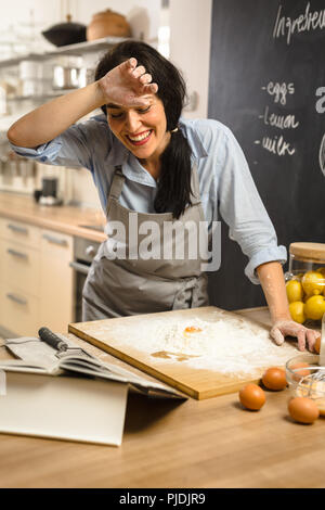 Kontrolle Rezept im Kochbuch. Frau Vorbereitung American Pie Stockfoto