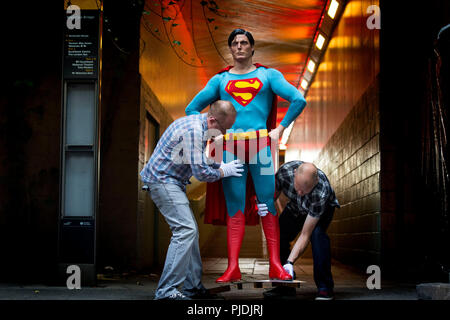 Die Mitarbeiter bereiten ein Superman Kostüm von Christopher Reeve, Superman (1978) und Superman II (1980), die voraussichtlich zu holen&Acirc;&Pound; 60,000-80,000, außerhalb der Prop Store film Memorabilia Ausstellung im BFI IMAX bei Waterloo in Central London. Stockfoto