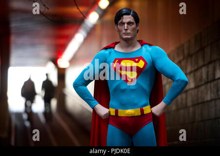 Ein Superman-Kostüm, das von Christopher Reeve in Superman (1978) und Superman II (1980) verwendet wird und voraussichtlich £-80,000 60,000 vor der Ausstellung für Filmmemorabilien des Prop Store im BFI IMAX in Waterloo im Zentrum von London bringen wird. Stockfoto