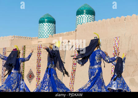 Volkstänzer führt den traditionellen Tanz an den lokalen Festivals in Chiwa, Uzbeksitan. Stockfoto