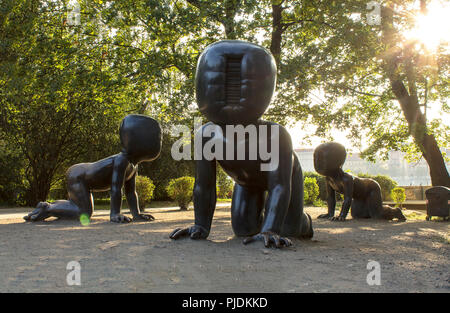 Baby Statuen von David Cerny in Kampa, Prag Stockfoto