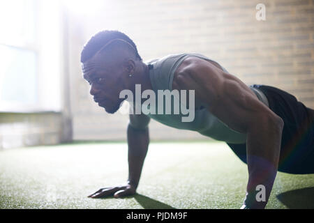 Mann tun Plank in der Turnhalle Stockfoto