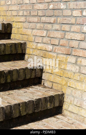 Hartes Licht Treppe Formen durch die Sonne erzeugt. Stockfoto