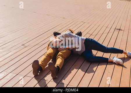 Paar entspannend auf Holzterrasse Stockfoto